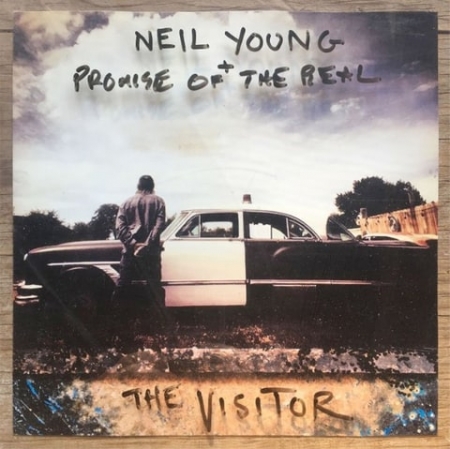 Là tout de suite, j'écoute - Page 4 Neil-Young-The-Visitor-450x449