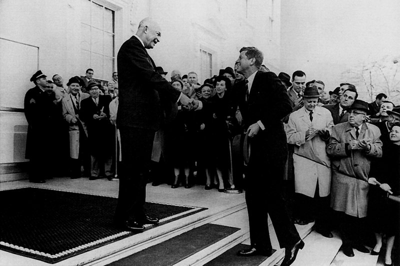 Kennedy serre la main de Dwight Eisenhower