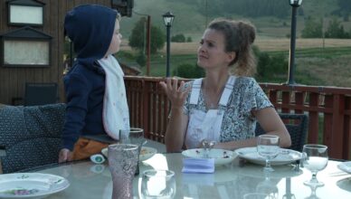 Elle entend pas la moto